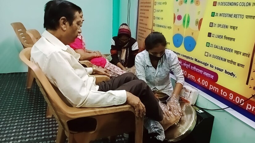 कांस्य थाळी थेरेपी ही आपल्या पूर्वजांपासून चालत आलेली आहे. पूर्वीच्या काळात कांस्याच्या वाटीवर तेल लावून किंवा तूप लावून पायावर मसाज केला जायचा. हीच पद्धत सध्या मशीनच्या स्वरूपातही बघायला मिळते. 