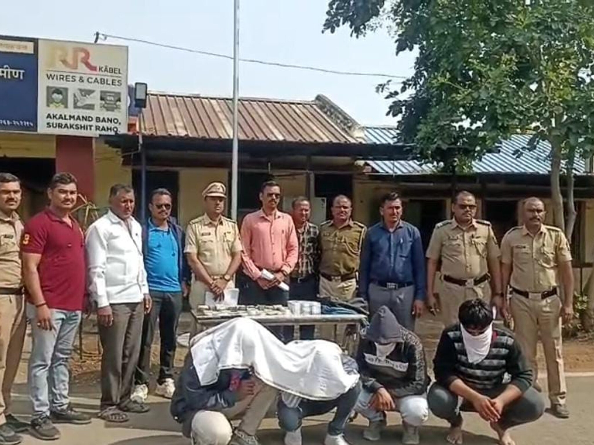 Buldhana Crime : बुलढाण्यात शॉर्टकट श्रीमंत होण्याचा हव्यास नडला; 4 तरुणांना अटक, कसा होता ट्रॅप?