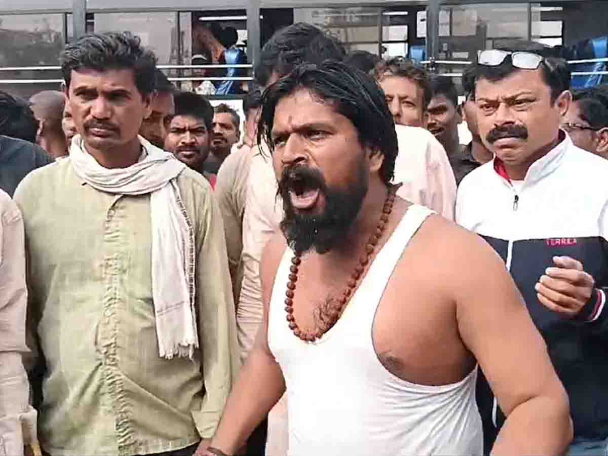 Buldhana News : कोयता अन् देशी कट्टा घेऊन शेतकऱ्याची बाजार समितीत घोषणाबाजी, नेमकं काय घडलं?