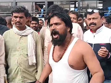 संतप्त शेतकरी संतप्त शेतकरी