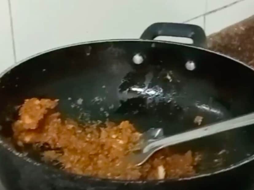 आता एका कढईत 1 चमचा तूप घेऊन त्यात बारीक केलेलं मिश्रण अ‍ॅड करा. ते गरम होईपर्यंत काजू, खोबराकीस आणि मिल्क पावडर मिक्सर मधून बारीक करून घ्या. हे मिश्रण देखील कढईत अ‍ॅड करा आणि चांगलं एकजीव होतपर्यंत चमचा फिरवत राहा.या मिश्रणाचा थोडा कडक सर गोळा बनला पाहिजे. आता हे मिश्रण एका ताटात काढून थोडं कोमट करून घ्या आणि लॉलीपॉप स्टिकवर लावून घ्या.