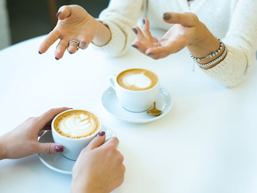 नोकरीची मुलाखत देणाऱ्याला जितकं टेन्शन असतं तितकंच मुलाखत घेणाऱ्यालाही. कारण कंपनीसाठी कोणता उमेदवार चांगला ठरेल हे पाहणं तितकंच कठीण असतं. प्रत्येक बॉसची मुलाखत घेण्याची पद्धतही वेगळी असते. असाच एक बॉस जो मुलाखतीवेळी कॉफी कप टेस्ट घेतो. एका पॉडकास्टमध्ये त्याने याची माहिती दिली आहे.