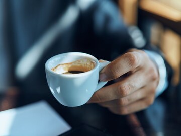 फक्त एक कप कॉफी देते लाखोंची नोकरी; पण कशी ते इथं एका क्लिकवर पाहा फक्त एक कप कॉफी देते लाखोंची नोकरी; पण कशी ते इथं एका क्लिकवर पाहा