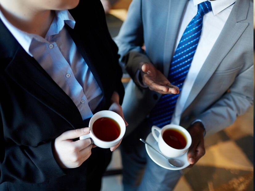 त्यांनी सांगितलं, &quot;मुलाखतीदरम्यान मी उमेदवाराला किचनमध्ये घेऊन जातो. साहजिकच तिथून आम्ही कॉफी घेऊन बाहेर पडतो. मग पुन्हा मुलाखतीला सुरुवात करतो. मुलाखतीच्या शेवटी मी नेहमी पाहतो, ते म्हणजे मुलाखत देणारी व्यक्ती तो रिकामा कप पुन्हा किचनमध्ये घेऊन जाते की नाही&quot;