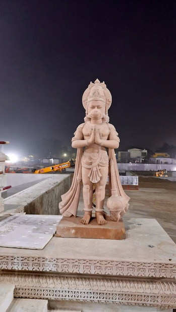 प्रवेशद्वारावर काही मूर्त्या स्थापित करण्यात आल्या आहेत. यात हत्ती, सिंह, बजरंगी हनुमान आणि गरूड देव मूर्तीचा समावेश आहे. या मूर्त्या खूपच सुंदर आहेत.