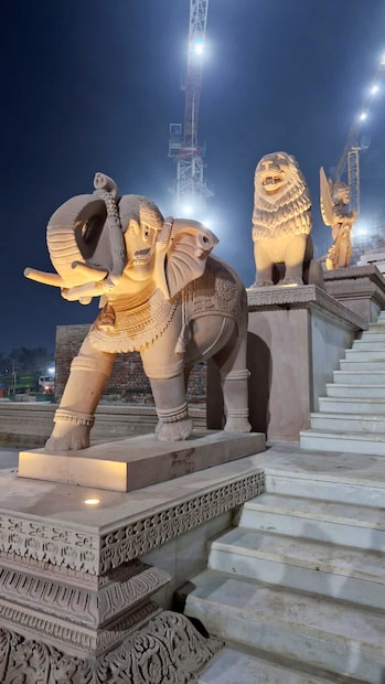 तीन मजली मंदिर पारंपरिक नागर शैलीतील आहे. याची लांबी 380 फीट, रूंदी 250 फीट आणि उंची 161 फीट आहे. प्रत्येक मजला 20 फीट उंच आहे. मंदिरात एकूण 392 खांब आणि 44 दरवाजे आहेत. रामंदिराचं प्रवेशद्वार पूर्वेकडून आहे. सिंहद्वाराच्या माध्यमातून 32 जिने चढावे लागतात. (सर्व फोटो - X/राम जन्मभूमी तीर्थक्षेत्र ट्रस्ट)