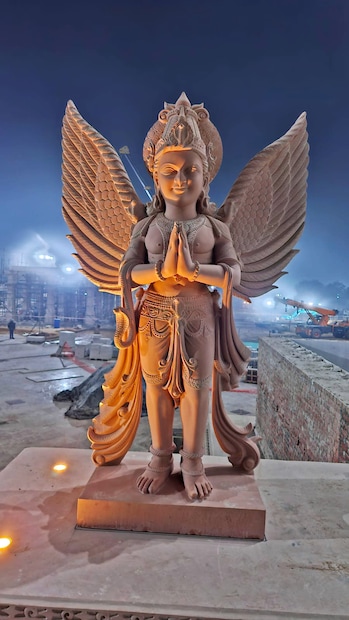 राम जन्मभूमी तीर्थक्षेत्र ट्रस्टने पहिल्यांदाच मंदिराच्या प्रवेशद्वाराचे फोटो शेअर केले आहेत. जे पाहताच तुम्ही थक्क व्हाल. मंदिराचं प्रवेशद्वारच खूप मनमोहक आहे.