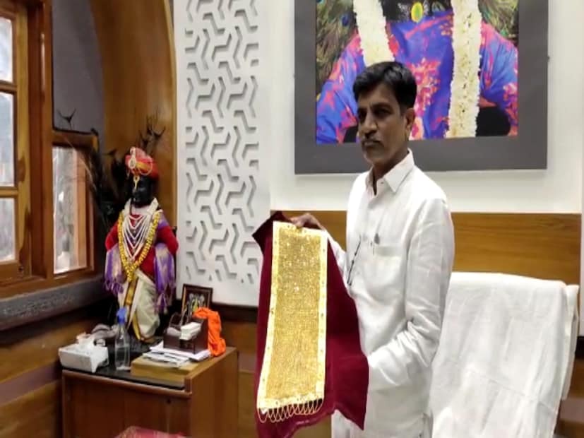 महाराष्ट्राचे आराध्य दैवत असणाऱ्या पंढरीच्या विठ्ठलाला तब्बल 82 तोळ्यांची सोन्याची घोंगडी एका भक्ताने अर्पण केली.  महाराष्ट्राचे आराध्य दैवत असणाऱ्या पंढरीच्या विठ्ठलाला तब्बल 82 तोळ्यांची सोन्याची घोंगडी एका भक्ताने अर्पण केली.