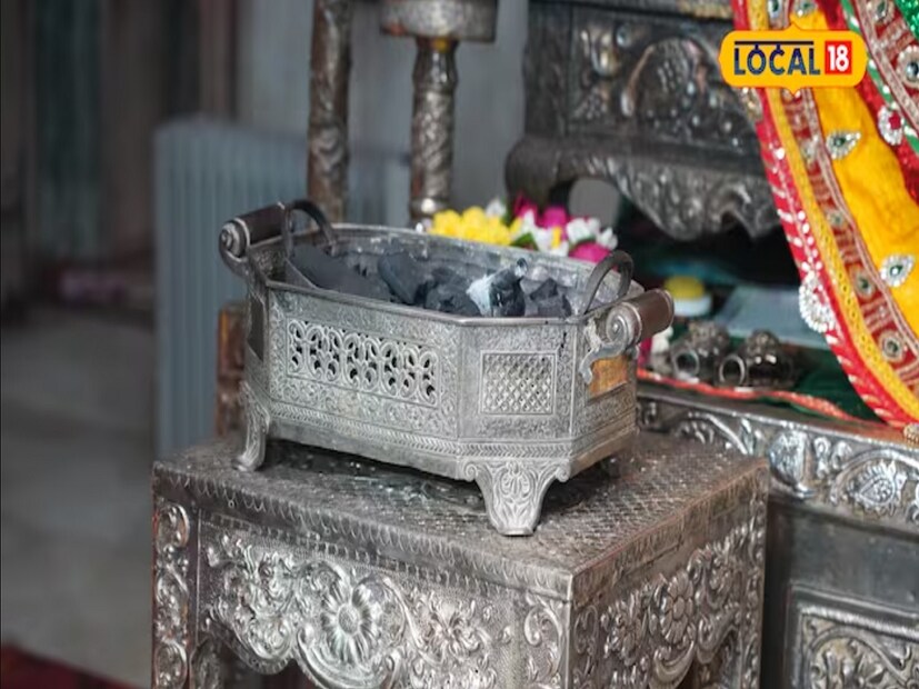 श्री राधावल्लभ मंदिरात देवाला थंडी लागू नये यासाठी चांदीची अंगठी जाळून देवाच्या अवतीभोवती उब निर्माण केली जातेय. शिवाय गरम पदार्थांचं नैवेद्यही देवाला दाखवलं जातंय. 