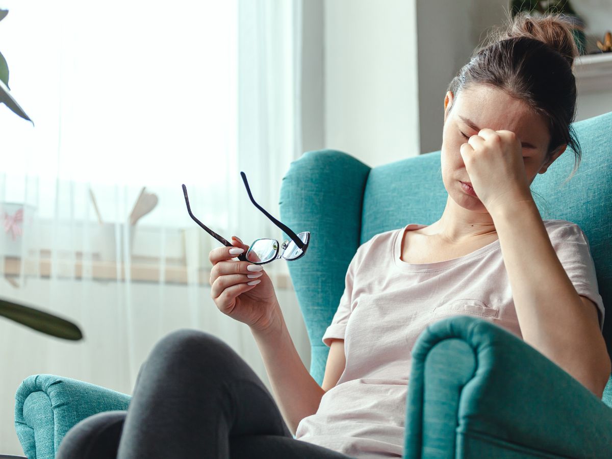 टीएमजे डिसॉर्डर - टेम्पोरोमँडिब्युलर जॉइंट डिसऑर्डरमुळे डोक्यासह जबड्याभोवती तीव्र वेदना होतात. जबडा किंवा चेहऱ्यावर घट्टपणा येतो, जबडा आखडला जाणं ही देखील त्याची लक्षणे आहेत. दात घासताना, चघळताना, बोलताना किंवा जांभई घेताना वेदना होतात. 