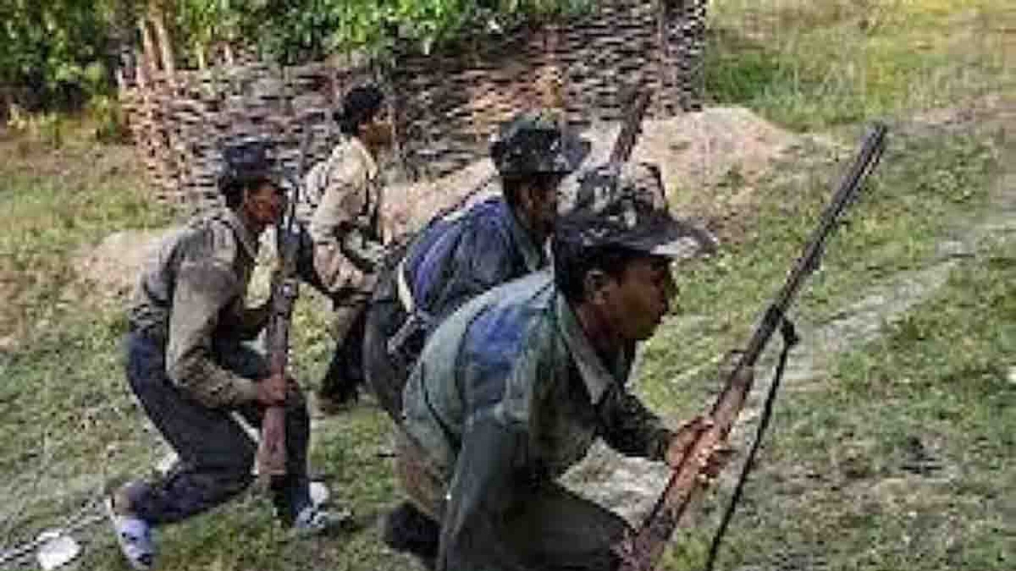 Maoists News : विजापूरमध्ये पोलीस आणि माओवादी चकमकीत 6 वर्षीय मुलीचा मृत्यू तर आई गंभीर जखमी