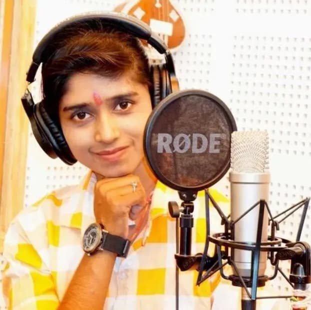 राज्यातील सिरोही जिल्ह्यातील रेवदार भागातील खाण गावात राहणारी डिंपल आता 'दीपराज' झाली आहे. डिंपल उर्फ दीपराज एक प्रसिद्ध लोक भजन गायिका आहे. राज्यातील सिरोही जिल्ह्यातील रेवदार भागातील खाण गावात राहणारी डिंपल आता 'दीपराज' झाली आहे. डिंपल उर्फ दीपराज एक प्रसिद्ध लोक भजन गायिका आहे.