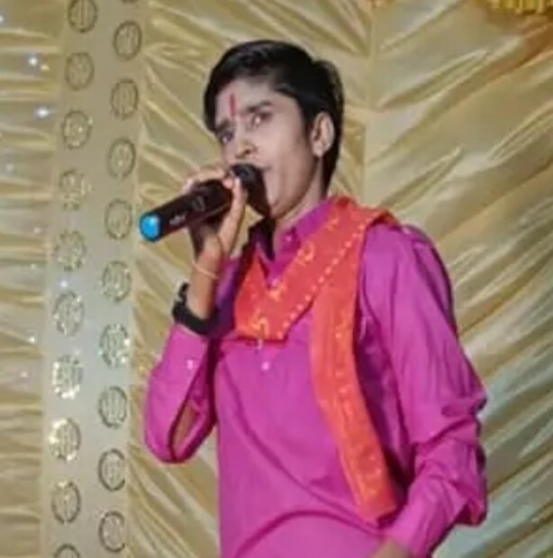 आपल्या सुरेल आवाजाच्या जोरावर डिंपलने अल्पावधीतच गायन क्षेत्रात आपली वेगळी ओळख निर्माण केली आहे. डिंपलने राजस्थान, महाराष्ट्र, मद्रास, तेलंगणा, गुजरातसह अनेक राज्यांमध्ये भजन गायिका म्हणून कार्यक्रम सादर केले आहेत. 