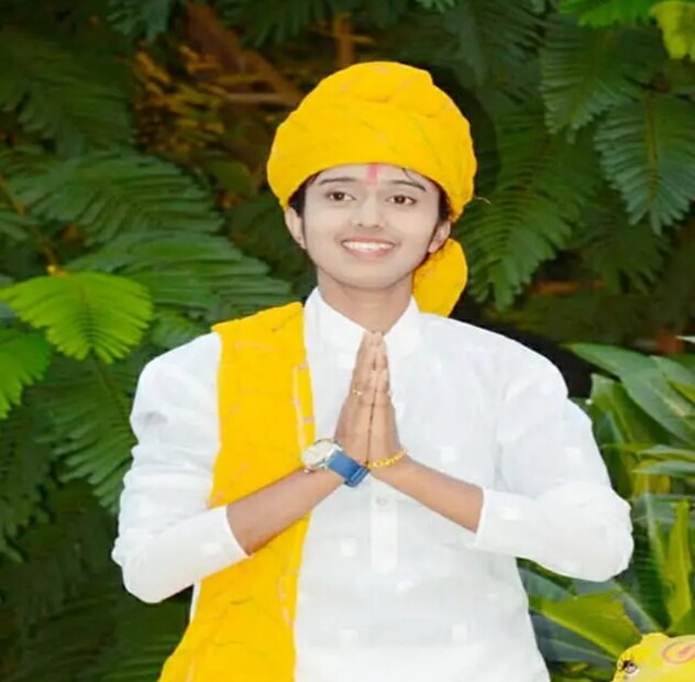 भजन गाण्याव्यतिरिक्त डिंपल उर्फ ​​दीपराज तिचे लिंग बदलून पुन्हा चर्चेत आली आहे. मेडिकल सायन्सच्या मदतीने डिंपलचे रूपांतर मुलीतून मुलामध्ये झाले आहे. तिने आता आपले नाव बदलून दीपराज ठेवले आहे. डिंपल उर्फ ​​दीपराज म्हणाला की, लहानपणापासूनच त्याचे छंद मुलांसारखे होते. पोशाख परिधान करणे आणि मुलांप्रमाणे केशरचना करणे हे त्याच्या दैनंदिन दिनचर्येत सामील होते.