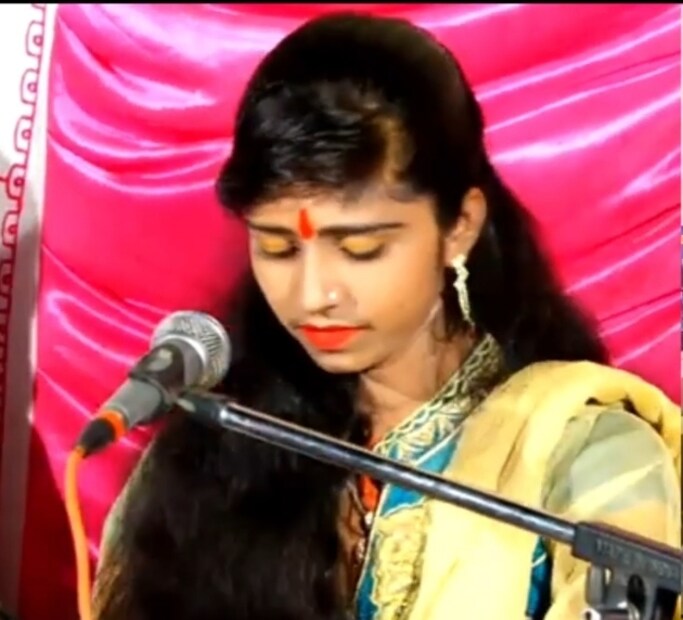 त्याला कोणी मुलगी म्हटले तर त्याला ते आवडत नसायचे. भजने गातानाही ती मुलांचे कपडे घालून भजने गात असे. भजन पार्टीने तिला अनेक वेळा मुलीचा ड्रेस घालून येण्यास सांगितले पण तिने त्यांना नकार देत मुलांचा वेष परिधान केला. 