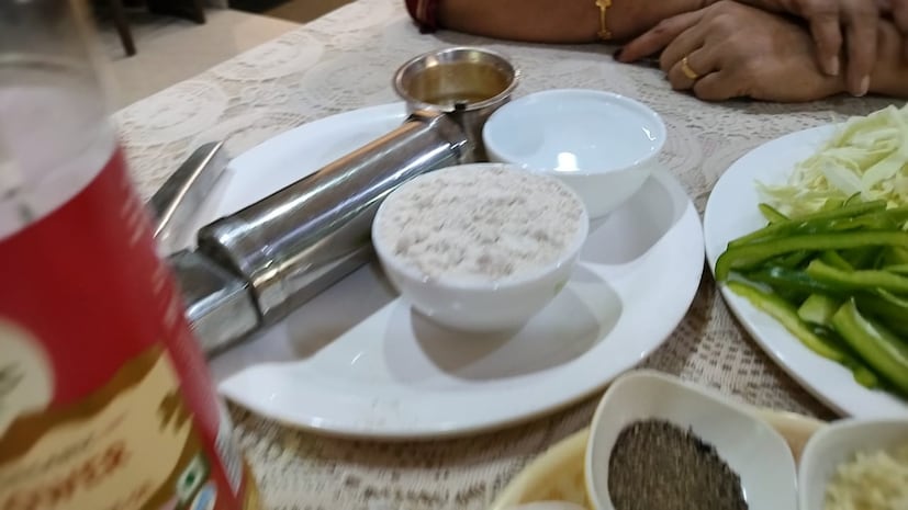 ज्वारीच्या पिठाचे नूडल्स बनवायची कृती : सर्वप्रथम नूडल्स करण्यासाठी एका कढईमध्ये एक वाटी पाणी घालून त्यामध्ये थोडसं तेल घालायचं. त्याला उकळी आली की त्यामध्ये एक वाटी ज्वारीचे पीठ घालायचे. हे मिश्रण चांगलं हलवून घ्यायचं.