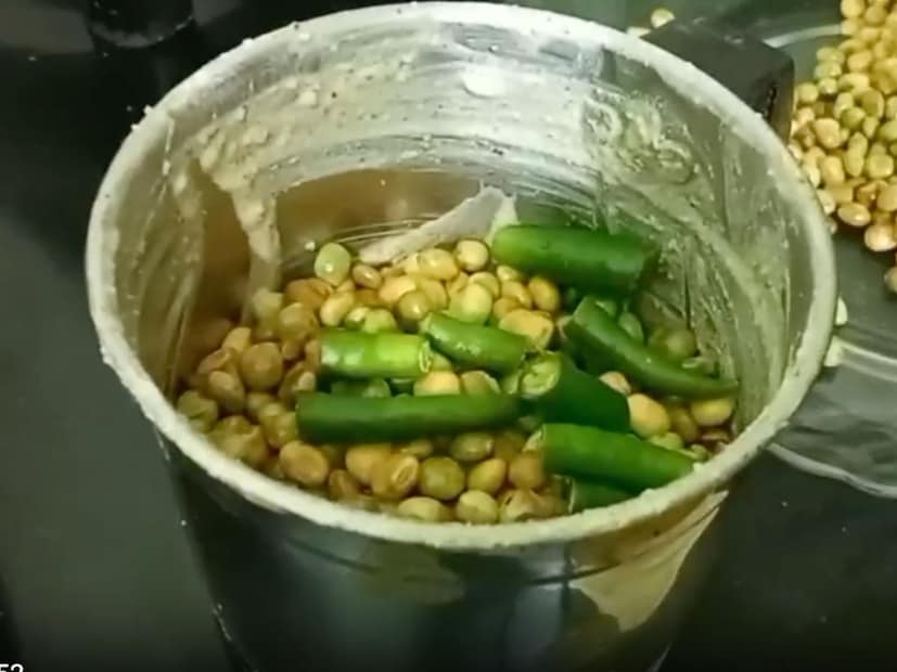 वडे बनवण्याची कृती : सर्वप्रथम तुरीचे दाणे आणि हिरव्या मिरच्या, त्यात कढीपत्ता घालून मिक्सर मधून जाडसर बारीक करून घ्या. पेस्ट करायची नाही. आता एका बाउल मध्ये हे मिश्रण काढून घेऊन त्यात चना डाळीचं पीठ आणि तांदळाचं पीठ घ्यायचं आहे.