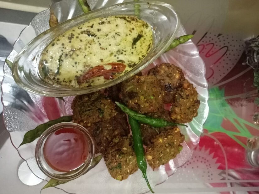 मिश्रण चांगल एकत्र झालं की त्याचे हातावर चपटे गोळे करून घ्यायचे. गरम तेलात लालसर रंग येईपर्यंत तळून घ्यायचे आहे. आता तुरीचे दाण्याचे वडे खाण्यासाठी तयार आहेत. 