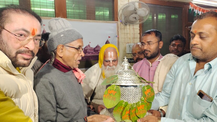 अखंड ज्योती 5 किलो शुद्ध चांदीपासून बनविली जाते. या दिव्यात एकावेळी एक किलो तूप भरता येते हे त्याचे वैशिष्ट्य आहे. त्यानंतर ही अखंड ज्योत 72 तास सतत तेवत राहील. तसेच या ज्योतचा प्रकाश एक वर्ष टिकेल.