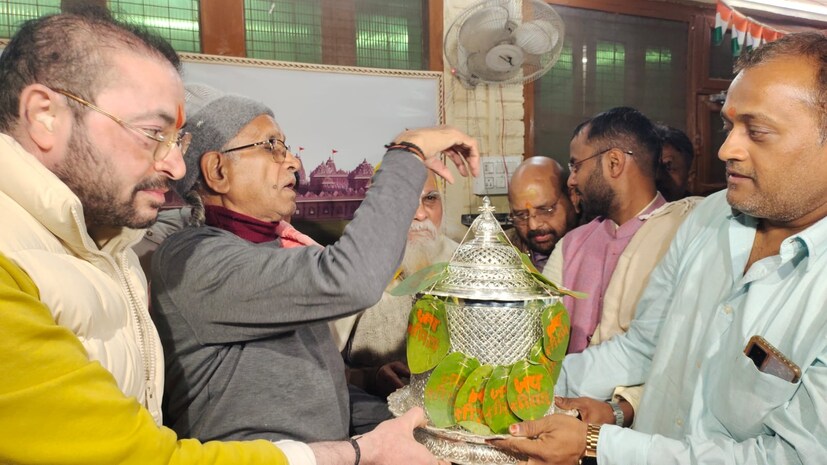 शैलेंद्र सोनी असे रामभक्ताचे नाव आहे. त्यांनी सांगितले की, दिवा बनवण्यासाठी एक महिना लागला. 10 कारागिरांनी मिळून ते तयार केले आहे. त्याची किंमत 5 लाखांपेक्षा जास्त आहे. 