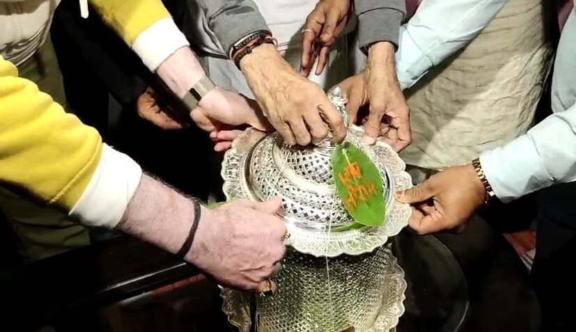 राम मंदिर ट्रस्ट के महासचिव चंपत राय यांनी याबाबत सांगितले की, अखंड ज्योती प्रज्वलित करण्यासाठी राम मंदिरात पोहोचली आहे. 5 किलो चांदीपासून ही ज्योत बनवली आहे. या अखंड ज्योतीत राम मंदिराचा आकारही दिसत आहे. 