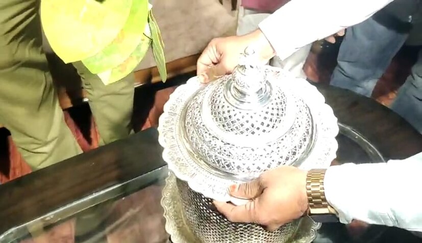 रतलाम मध्य प्रदेश येथील आलेले राम भक्त शैलेंद्र सोनी यांनी सांगितले की, बालाजी महाराजांकडून आम्हाला प्रेरणा मिळाली. यानंतर 5 किलो चांदीची अखंड ज्योती बनवली. शुद्ध चांदीपासून ही ज्योत बनवली आहे. तुम्ही एकावेळी 1 किलो देशी तूप घालू शकता. 