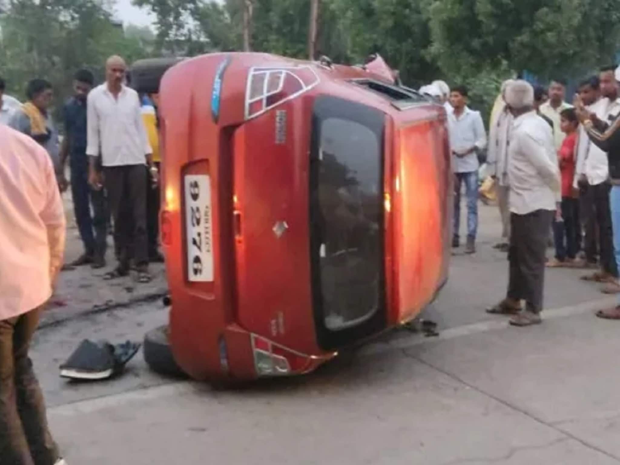 Jalgaon : कारने चौघांना चिरडले, 16 वर्षीय विद्यार्थीनीसह वृद्धाचा मृत्यू; दोन गं