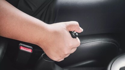 कारचा हँडब्रेक वापरण्याची योग्य पद्धत 