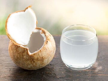 Coconut Water: तुम्हीही या पद्धतीनं नारळ पाणी पिता का? फायद्याऐवजी होईल नुकसान