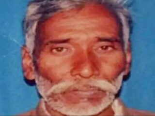 16 वर्षीय मुलगी प्रेग्नंट झाल्याने बाप संतापला, 61 वर्षांच्या वृद्धाला कुऱ्हाडीने कापलं 16 वर्षीय मुलगी प्रेग्नंट झाल्याने बाप संतापला, 61 वर्षांच्या वृद्धाला कुऱ्हाडीने कापलं