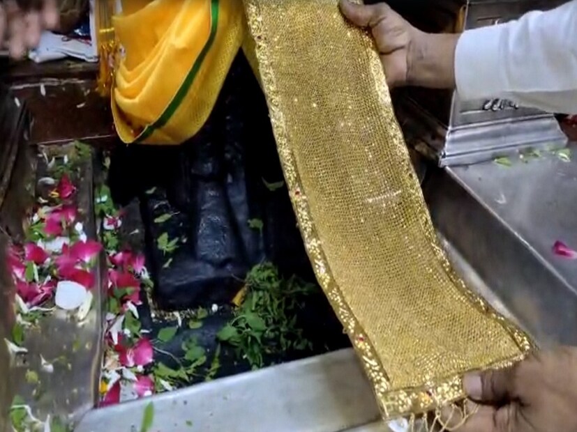 नाव न सांगण्याच्या अटीवर मराठवाड्यातील या भक्ताने ही सोन्याची घोंगडी विठोबा चरणी दान दिली. 