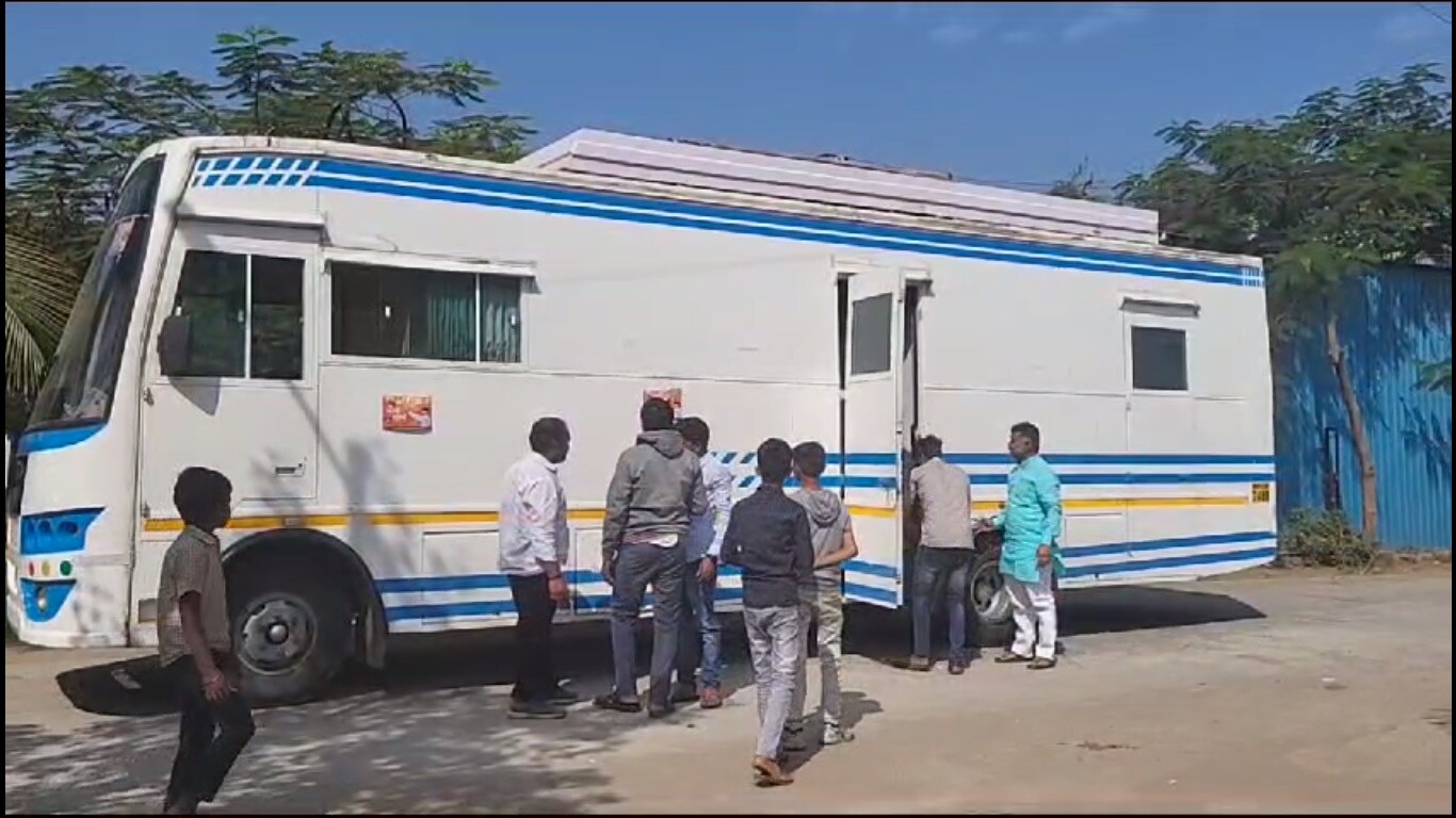 Manoj Jarange Patil Vanity Van एसी, सोफा, फ्रीज अन् ओव्हन