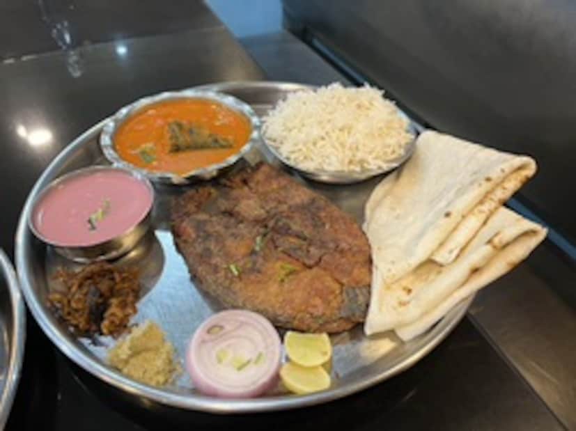 हात निकामा असला म्हणून काय झाले? माझ्या हाताला चव आहे. म्हणत दिवसाच्या 250 ते 300 प्लेट राजेशाही गोमंतक मध्ये विकल्या जातात. ज्योती मावशी नक्कीच अनेकांसाठी प्रेरणादायी आहेत.