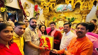 madhuri dixit visit siddhivinayak temple madhuri dixit visit siddhivinayak temple