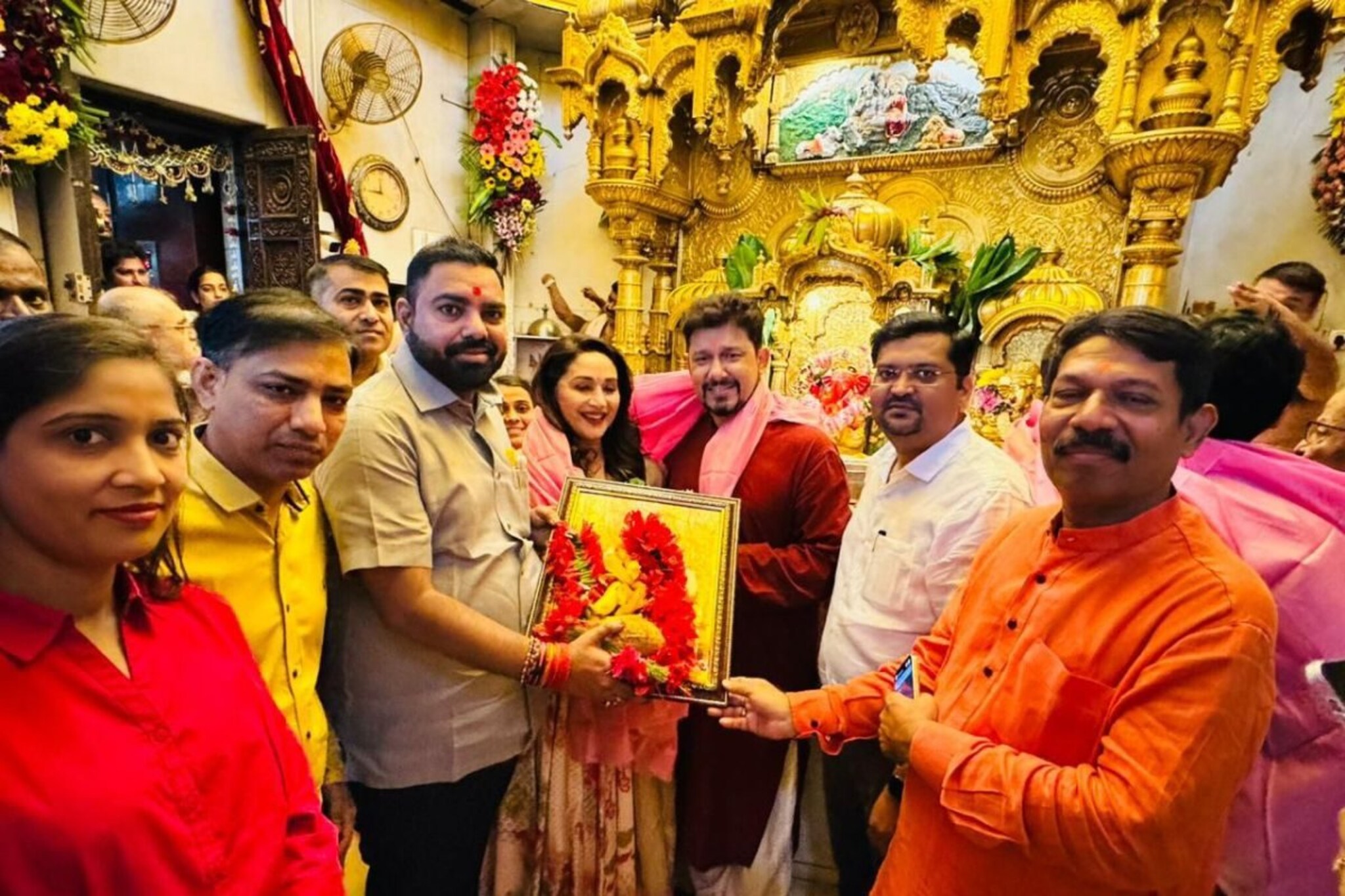 नव्या सिनेमासाठी माधुरीचं सिद्धिविनायकाला साकडं, सहकुटुंब घेतलं बाप्पाचं दर्शन