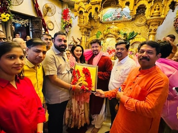 madhuri dixit visit siddhivinayak temple