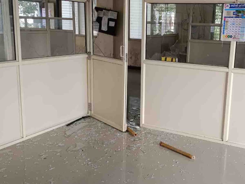 सहाय्यक अभियंत्याने महावितरण विभागीय कार्यालयाची तोडफोड केली आहे.