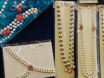 हलव्याचे दागिने तेही फक्त 80 रुपयांपासून; मुंबईतील या खास मार्केटमध्ये करा खरेदी हलव्याचे दागिने तेही फक्त 80 रुपयांपासून; मुंबईतील या खास मार्केटमध्ये करा खरेदी