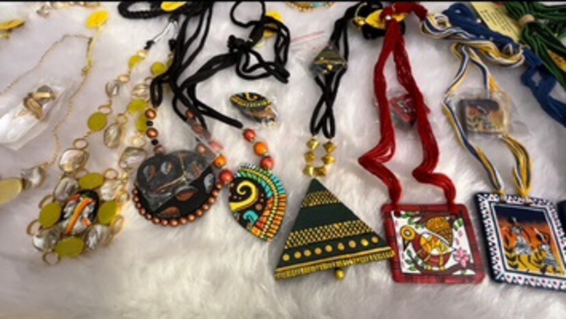 सध्या दादरचा शिवाजी पार्क फेस्टिवल 2024 अतिशय जल्लोषात संपन्न झाला. या ठिकाणी येऊन अनेक जण आपल्या कलेचे प्रदर्शन केलं. फक्त कलेचेच नव्हे तर या ठिकाणी युनिक क्लोथ, ज्वेलरी व ॲक्सेसरीजचे स्टॉल लागले होते.