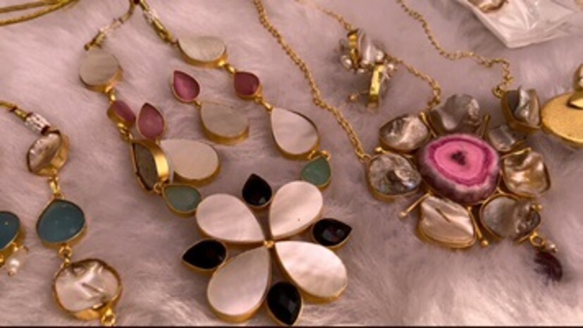 मोडास ब्रँड दोन तरुणी मिळून एकत्र चालवतात. आरती मटकर व पूर्वी मेहता असे या तरुणींचे नाव आहेत. या ठिकाणी टेराकोटा, हँडपेंट केलेले विविध नेकलेस प्रकार त्याचप्रमाणे चोकर प्रकार येथे खरेदी करता येईल.