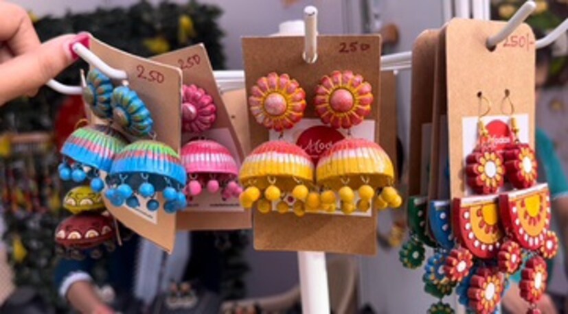 वारली पेंट असलेले बांबू ज्वेलरी, ग्लास पेंटिंग केलेले बीड्स व फॅब्रिक पासून तयार केलेल्या युनिक अशा हँड क्राफ्ट ज्वेलरी येथे फक्त 300 रुपयांपासून खरेदी करता येईल.