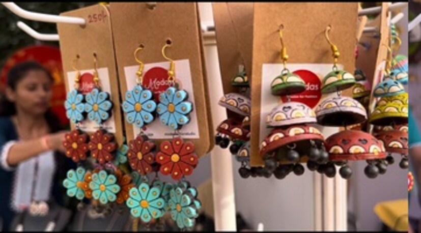 टेराकोटा क्ले पासून तयार केलेल्या या हॅन्ड क्राफ्ट दागिन्यांना पूर्णतः तयार होण्यासाठी आठ ते दहा दिवसांचा कालावधी लागतो. क्ले हा ओल्या स्वरूपात असतो. त्याला एक विशिष्ट आकार देऊन, भट्टीत गरम केले जाते.