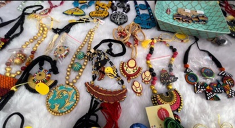 या ठिकाणी मोडास नावाच्या युनिक हँडक्राफ्ट ज्वेलरीच्या स्टॉलवर मोठी गर्दी होती. या ज्वेलरीला सध्या मुंबईतील मार्केटमध्ये मोठी मागणी आहे. 