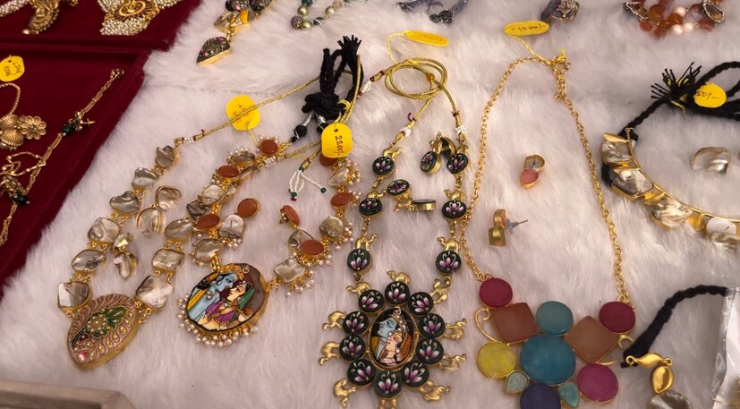 सध्या ट्रेडिशनल किंवा नेहमीच्या दागिन्यांना परिधान करून महिलावर्ग कंटाळला आहे. त्यामुळे युनिक फॅशनेबल हॅन्ड क्राफ्ट ज्वेलरी ट्राय करायचे असेल तर मोडास हा एक उत्तम पर्याय आहे, अशी माहिती पूर्वी मेहता यांनी दिली आहे. (लतिका तेजाळे, प्रतिनिधी)