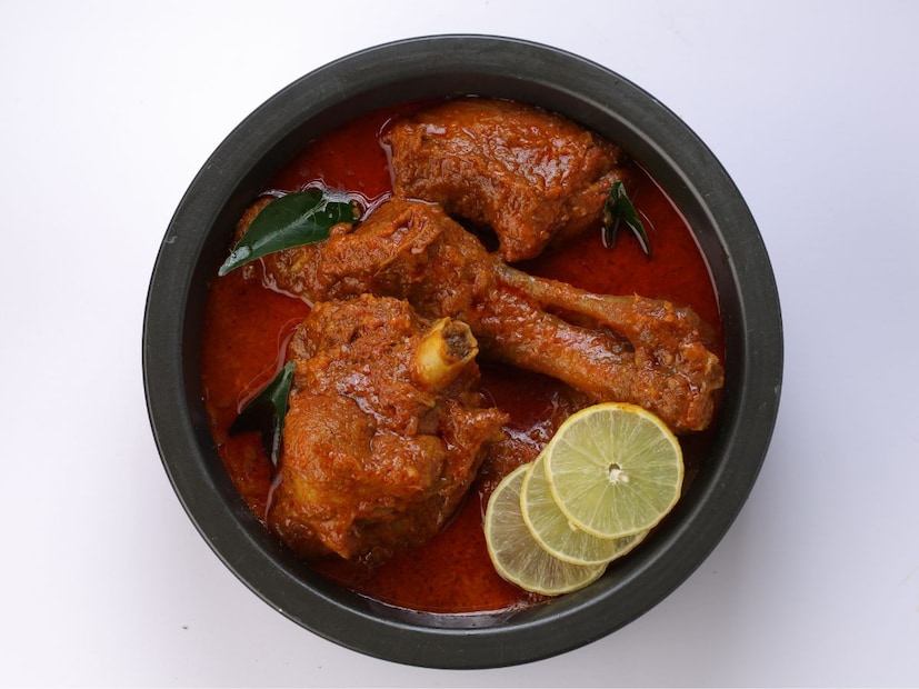 वास्तविक, मांसामध्ये सॅच्युरेटेड फॅटचे प्रमाण खूप जास्त असते. अशा परिस्थितीत जर तुम्ही याचे नियमित आणि जास्त प्रमाणात सेवन केले तर रक्तातील कोलेस्टेरॉलचे प्रमाण खूप वाढू शकते. म्हणून मांसाचे सेवन संतुलित प्रमाणात केले पाहिजे, जेणेकरून तुमच्या प्रथिने आणि इतर जीवनसत्त्वांच्या गरजा पूर्ण होतील. तुम्ही जास्त प्रमाणात मांस खात असाल तर त्यामुळे आतड्याचा कर्करोग होण्याचा धोका वाढतो. ब्रिटनमध्ये मोठ्या संख्येने लोक या कर्करोगाने ग्रस्त आहेत.