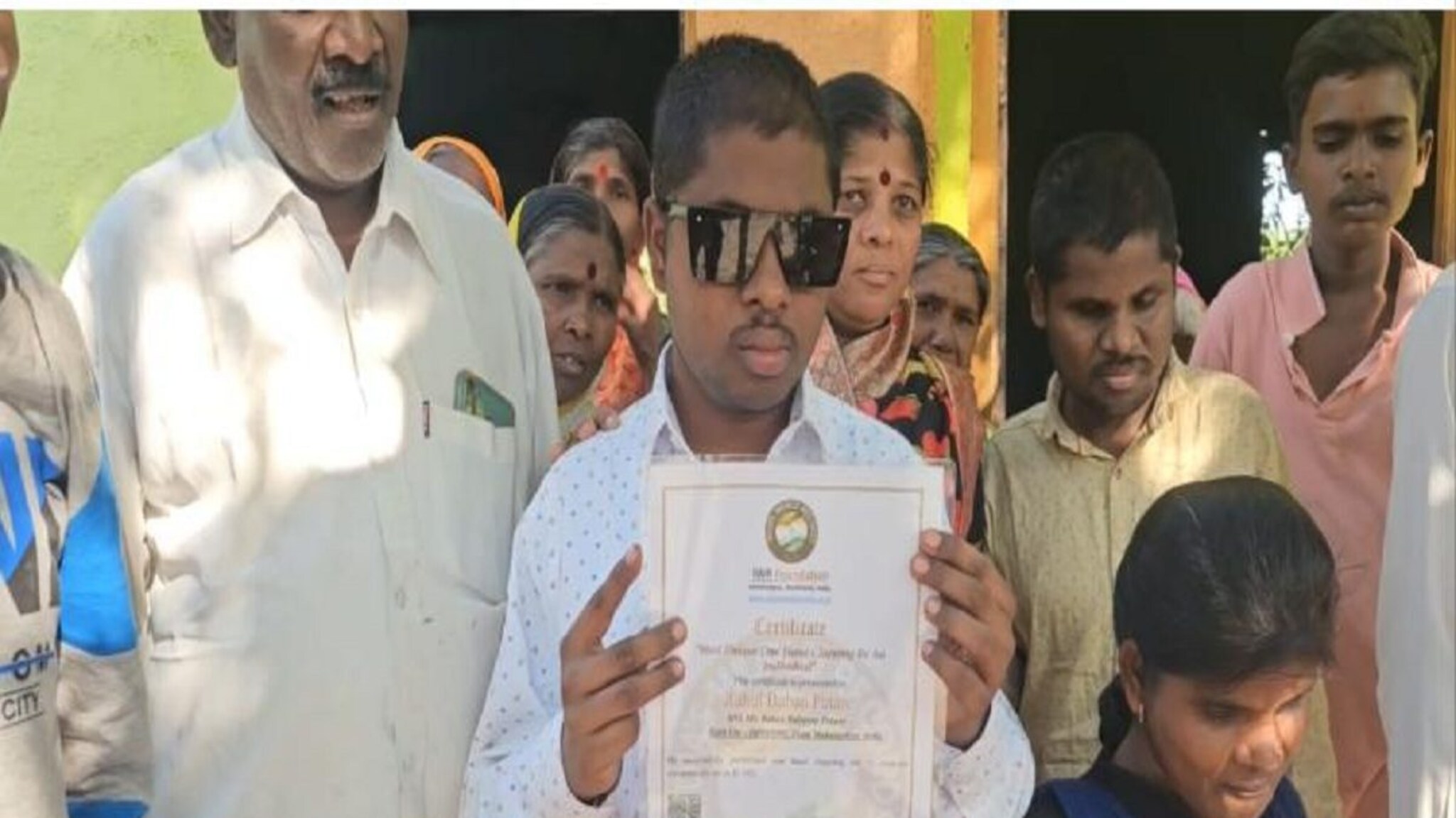 'टाळी एका हातानं वाजत नाही'; नगरच्या अंध तरुणानं म्हण खोटी ठरवली, रेकॉर्ड नोंद