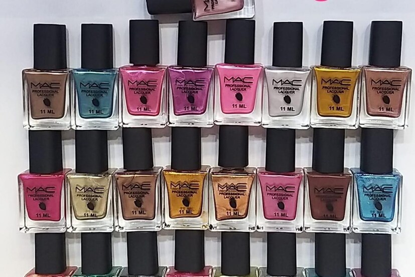 नेलपेंट : महिलांना सौंदर्य प्रसाधनांची फार आवड असते. तेव्हा तुम्ही महिलांना सुंदर अशा रंगाच्या नेलपेंट भेट म्हणून देऊ शकता. नेलपेंट सोबत हवे असल्यास तुम्ही नेलपेंट रिमूव्हर देखील भेट म्हणून देऊ शकता. नेलपेंट बाजारात 30 रुपयांपासून उपलब्ध असते.