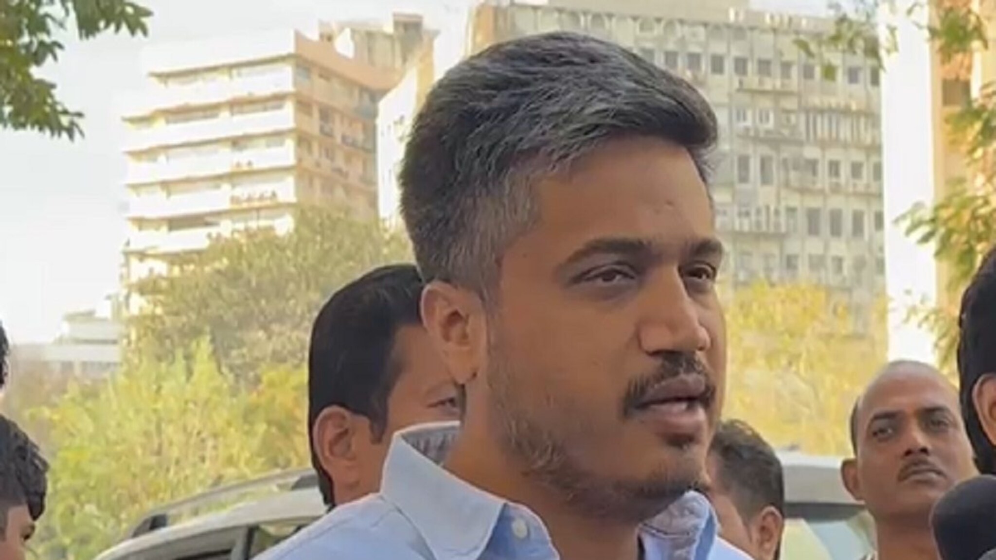 रोहित पवारांना मोठा धक्का; शिलेदाराचा शेकडो कार्यकर्त्यांसह भाजपात प्रवेश