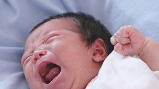 रात्री जास्त का रडतात न्यूबॉर्न बेबी? काय आहे कारण?