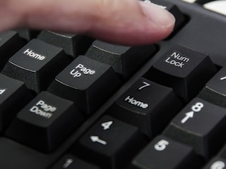 कीबोर्डच्या Num Lock बटणाचा उपयोग नेमका काय? अनेक वर्ष कॉम्प्युटर वापरणाऱ्यांनाही माहिती नसेल! कीबोर्डच्या Num Lock बटणाचा उपयोग नेमका काय? अनेक वर्ष कॉम्प्युटर वापरणाऱ्यांनाही माहिती नसेल!